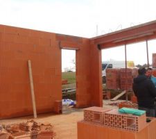 Mur partie RDC en brique ,vue int&eacute;rieure, emplacement future baie vitr&eacute;e laterale