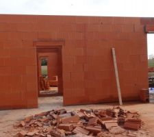 Mur partie RDC en brique ,vue int&eacute;rieure vesr l'entr&eacute;e et garage en fond