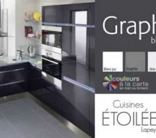 La cuisine achetée! Cuisine graphik de chez Lapeyre! Couleur ROUGE et plan de travail gris foncé effet béton