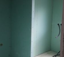 Salle de bain.
A gauche,placard avec emplacement machine à laver. 
A droite la douche italienne en 90x218.