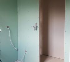 Salle de bain. 
Emplacement seche serviette et porte coulissante.