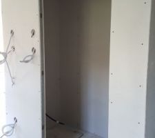 Wc avec sur le mur extérieur le branchement pour le tiwatt 2000 de delta dore (centralisation pour ceux qui ne connaissent pas l appareil en question)
