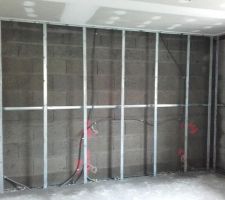 Le placo abîmé est enlevé.