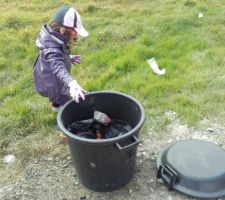 Ramassage des déchets en famille.