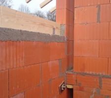 Espace entre mur extérieur / Mure refend et dalle étage Sup : isolation pour rupture de pont thermique