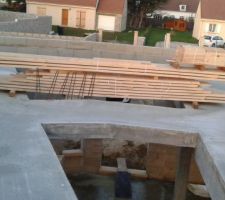 La charpente traditionnelle est enfin arrivée !!
vue de l'étage.