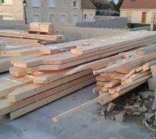 La charpente traditionnelle est enfin arrivée !!