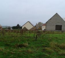 Vue du voisinage. Les maisons poussent comme des champignons, pendant que nous sommes impatients... mais nous avions conscience des spécificités de notre choix.