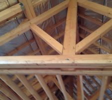 La charpente traditionnelle est en cours de finalisation