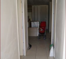 Vue de l'entrée sur le séjour, avec mon petit bébé qui m'attend sagement
