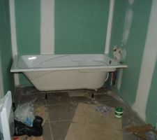 Salle de bain en chantier.

Monsieur monte la baignoire seule,