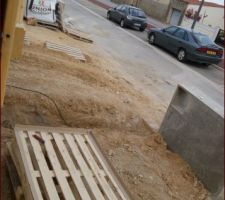 Vue de devant, là où il y a les palettes j'y ferai un potager, à gauche ce sera l'allée de garage avec sur les cotés de l'allée de garage un parterre de fleurs.