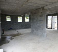 Les poteaux qui soutenaient la dalle ont &eacute;t&eacute; retir&eacute;