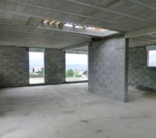 Les poteaux qui soutenaient la dalle ont &eacute;t&eacute; retir&eacute;