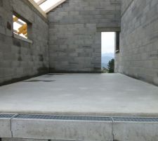 J'hallucine toujours de trouver un sol aussi propre apr&egrave;s le d&eacute;part des ma&ccedil;ons ! pas s&ucirc;r qu'une fois qu'on y habite avec ma tribu le sol du garage soit aussi propre. ceci explique peut &ecirc;tre les 41m3 d'eau consomm&eacute;s en 13 jours de chantier...