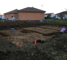 Ils creusent le sol pour faire le vide sanitaire.