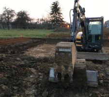 Ils creusent le sol pour faire le vide sanitaire. Difficult&eacute; pour acc&eacute;der au terrain. Peu de place on a une &eacute;norme motte de terre sur le terrain.