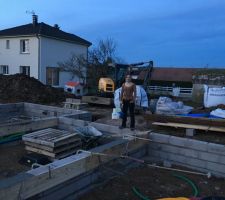 Ils ont pos&eacute; les premiers rang d'agglo. Partie en d&eacute;croch&eacute; derri&egrave;re Virginie &agrave; gauche le garage. L&agrave; o&ugrave; elle se situe le salon/sam/cuisine (environ 50m2)