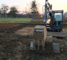 Ils creusent le sol pour faire le vide sanitaire. Difficult&eacute; pour acc&eacute;der au terrain. Peu de place on a une &eacute;norme motte de terre sur le terrain.