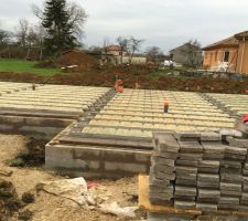Ca avance tranquillement. Faut dire que nos maçons sont super. Malgré le vent et la pluie ils travaillent même le week-end. Le vide sanitaire est fini. Ils ont mis le concassé sur la dépendance en même temps.