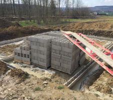 Première rangée en bloc à bancher et chemin de fortune pour passer la brouette pleine de ciment!!!