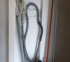 Placard de rangement dans l'anti chambre complet ! ( ai rajouté un balai O cédar pour le parquet )