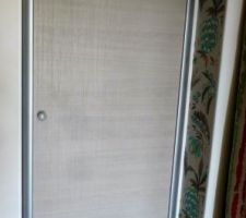 Placard de rangement dans l'anti chambre complet ! ( ai rajouté un balai O cédar pour le parquet )