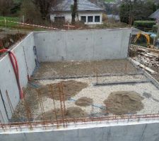 Le radier du garage ok, tous les r&eacute;seaux sont ok ya plus cas installer le poliane le trelli souder et coul&eacute;!