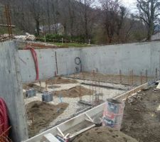 Le radier du garage ok, tous les r&eacute;seaux sont ok ya plus cas installer le poliane le trelli souder et coul&eacute;!