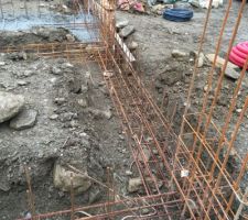 Un Peu de feraille, j'en ai profit&eacute; pour pass&eacute; la cablette de terre dans les fondations!