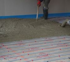 Coulage de la chappe du plancher chauffant