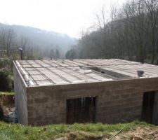 Pose des poutrelles beton et hourdis beton pour la dalle du 1er.