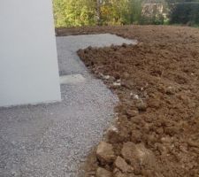 1ere couche de gros gravier posée, en dessous double couche de geotextile..