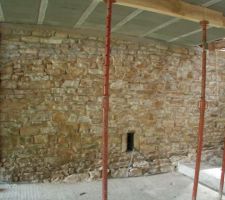 Mur interieur décrépi, bientot le jointage.
