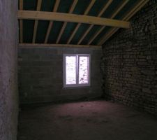 La fenetre de la chambre, assez basse pour donner une vue en profondeur sur la futur cours interieur.