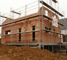 La terre a été remblayée et l'échafaudage a été mis en place.