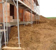 La terre a été remblayée et l'échafaudage a été mis en place.