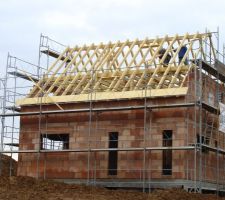 La charpente termin&eacute;e en moins d'une journ&eacute;e