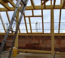 La charpente termin&eacute;e en moins d'une journ&eacute;e. L'ouverture pour le velux.