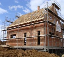 Le conduit de chemin&eacute;e est mis en place.