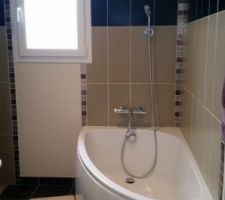 Sa y est la salle de bain est terminée avec l'installation de la baignoire et de la faïence.