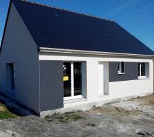 La mod&eacute;nature rend tr&egrave;s bien , il manque la m&ecirc;me en retour jusqu'&agrave; la porte fen&ecirc;tre (erreur) le pignon sera peint &agrave; la place  !!!