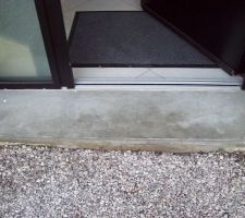 Porte d'entrée, seuil ayant là aussi été posé après le bâti donc joint d'étanchéité à l'air et à l'eau mal réalisé, regarder aussi la photo suivante