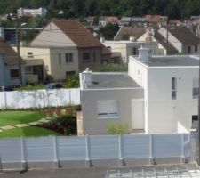 Cage escalier après : nous avons couper les barreaux pour mettre des cables inox et repeins la barrière en gris (sur la photo c'est une peinture que j'ai fait moi-même mais il y a une semaine j'ai acheté une peinture alu (plus brillante mais ne me convient toujours pas) enfin le tout agrandit et éclaircis la pièce.