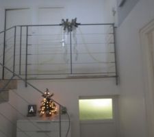 Cage escalier après : nous avons couper les barreaux pour mettre des cables inox et repeins la barrière en gris (sur la photo c'est une peinture que j'ai fait moi-même mais il y a une semaine j'ai acheté une peinture alu (plus brillante mais ne me convient toujours pas) enfin le tout agrandit et éclaircis la pièce.