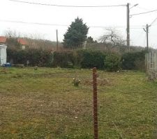 Pr&eacute;paration du terrain en vu du terrassement, la maison sera construite ici.