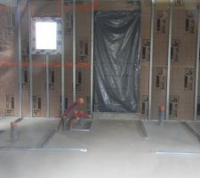 On visualise l'entrée avec le placard et le WC