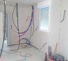 Cuisine et porte gravée