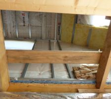 Début de la pose des rails et de la laine de verre à l'étage