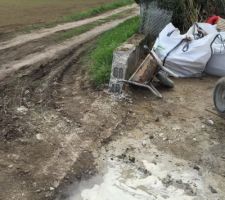 Le mur bahut &agrave; rencontr&eacute; un engin de chantier..... Le CDT nous avait pr&eacute;venu qu'il serait surement abim&eacute; et refait par leur soins &agrave; l'issue.